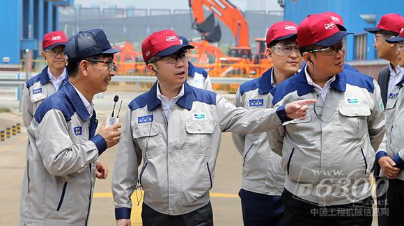 朴廷原会长叮嘱务必注重<a href=//product.d1cm.com/wajueji/ target=_blank>挖掘机</a>和<a href=//product.d1cm.com/zhuangzaiji/ target=_blank>装载机</a>的质量