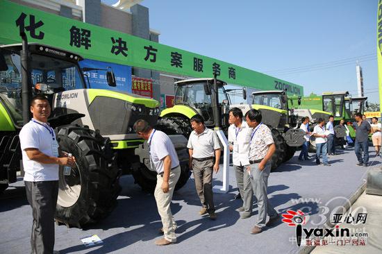 与会嘉宾参观了解中联重科自主研发的PL2304高端大马力拖拉机性能