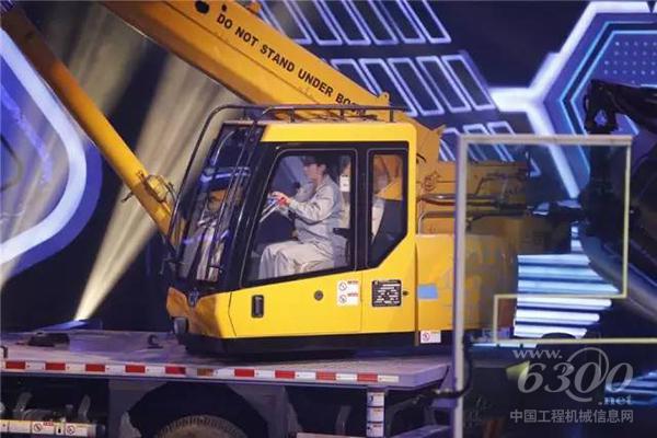 挑战者驾驶<a href=//product.d1cm.com/brand/liugong/ target=_blank>柳工</a>设备进行挑战