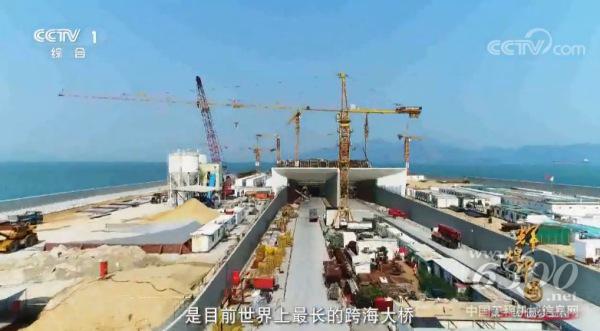△中联重科塔机产品参建港珠澳大桥（<a href=//photo.d1cm.com/ target=_blank>图片</a>来源于央视纪录片《辉煌中国》）