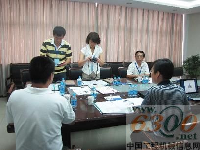 　　中国工程机械维修企业资质认证专家到集团技术服务公司进行现场认证工作