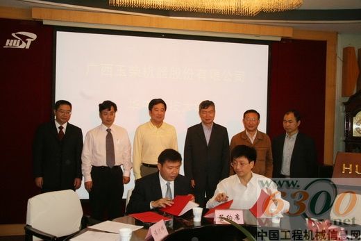 李培根（后排右三）、晏平（后排左三）见证校企双方代表在协议书上签字