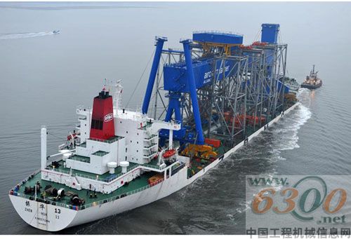 振华重工向英国皇家海军交付龙门吊